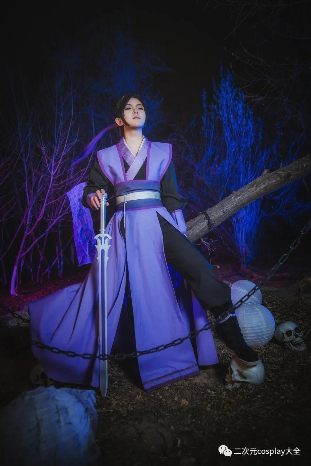 魔道祖师江澄cos俊美男子抬头的刹那竟有几分锐利