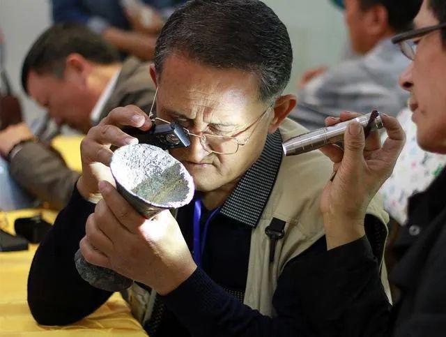 书里画外女子拿齐白石画鉴宝专家判定是赝品女子大笑齐白石是我爷爷