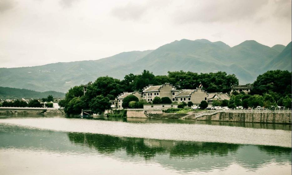 溪口镇位于中国浙江省奉化市,为蒋介石的出生地及蒋氏父子的故里,东靠