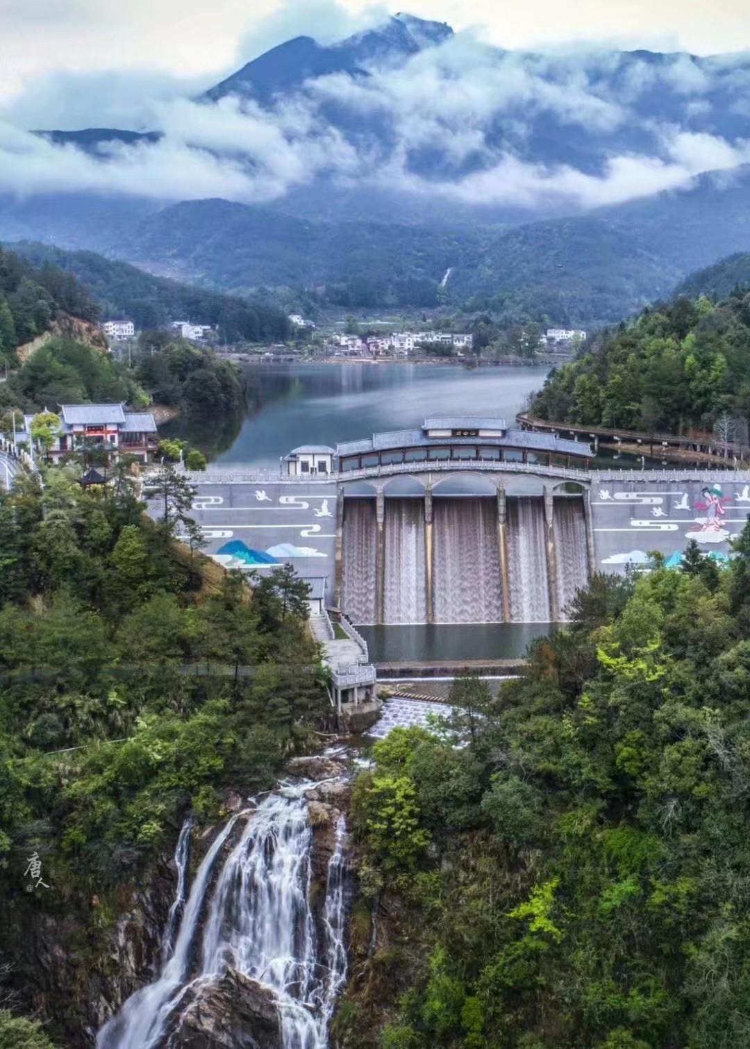 梁野山景区也称"梁野仙山",坐落于闽,粤,赣结合部的武平县境内,主峰