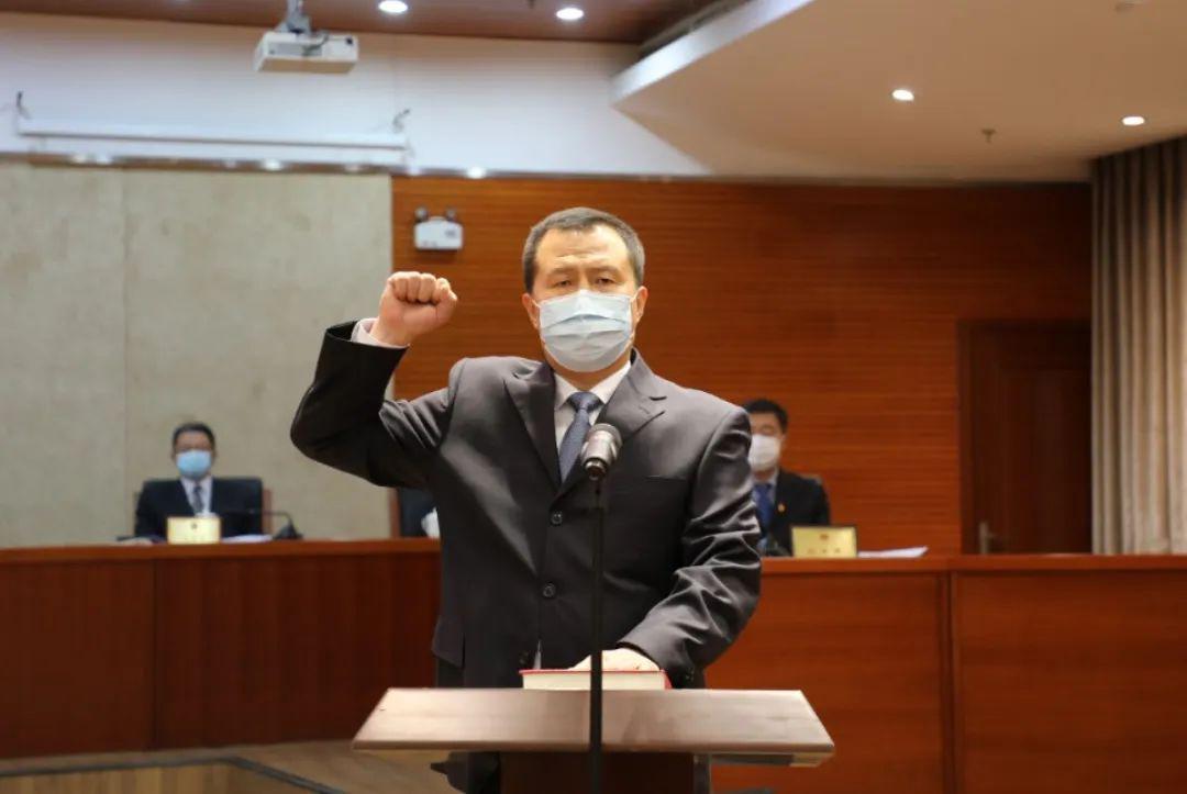 区第十六届人大常委会第二十七次会议召开