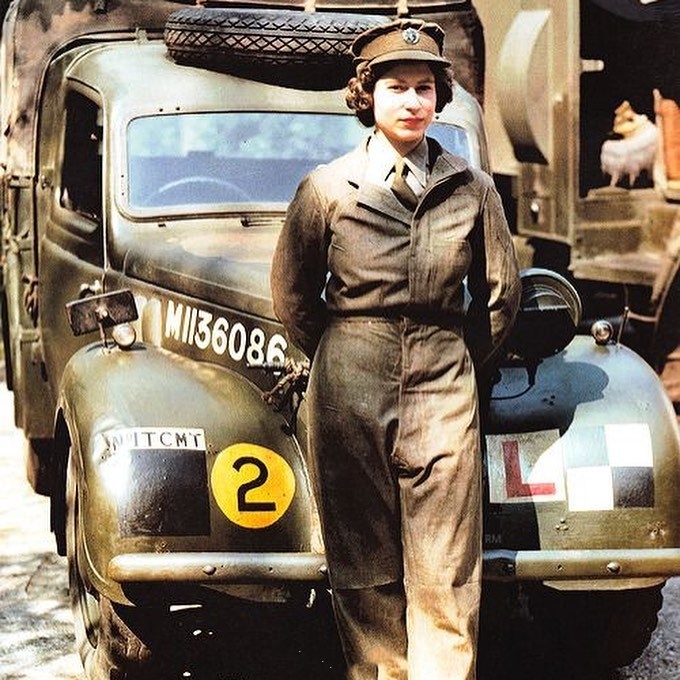 原创英国女王也曾是娘子军穿军装配大红唇气质大变样这次帅到我了