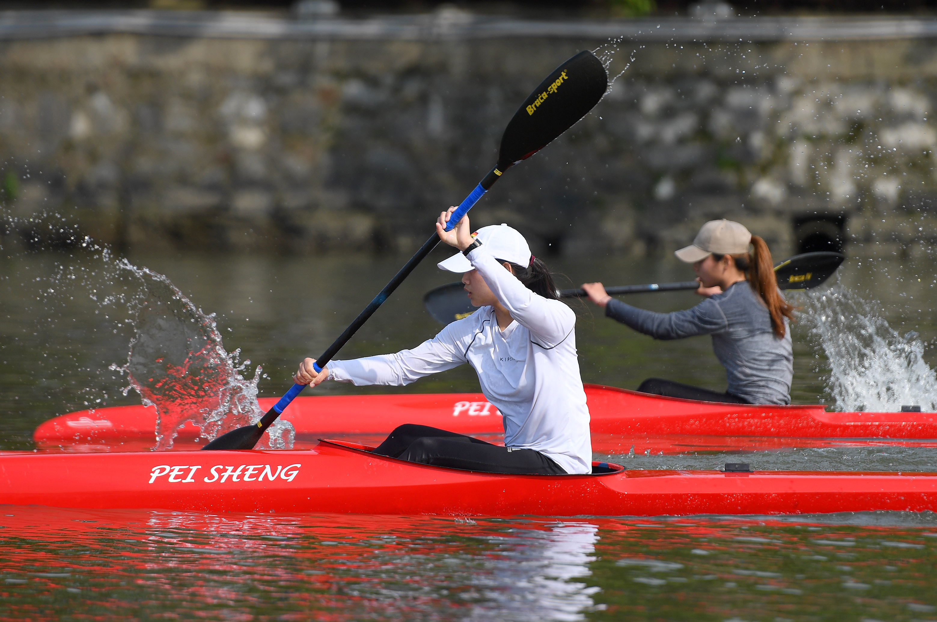南昌市第二体育学校水上运动队的运动员在皮划艇项目训练中