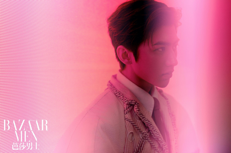 蔡徐坤登封面光影大片未来感十足