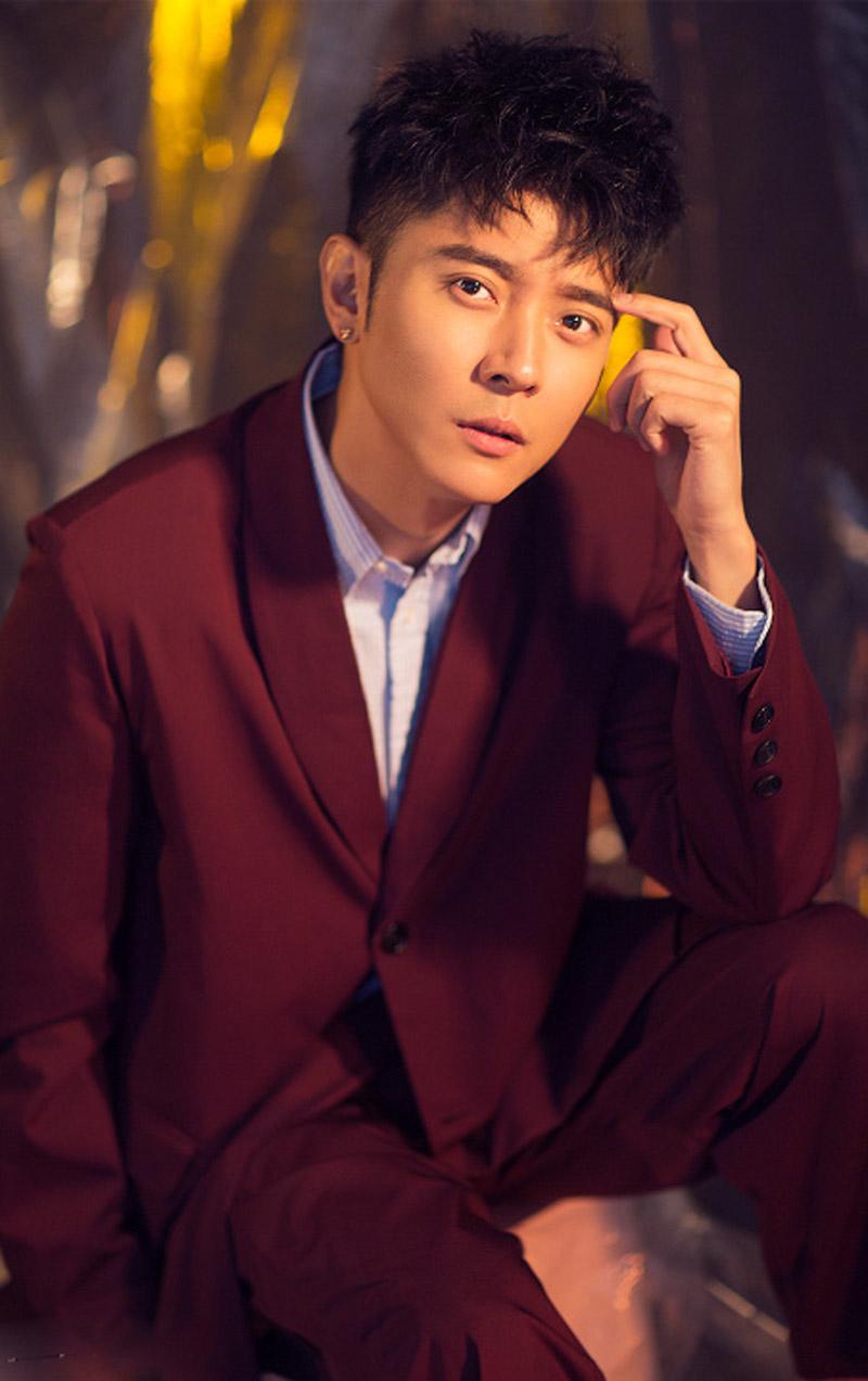 张丹峰眼神挺迷人