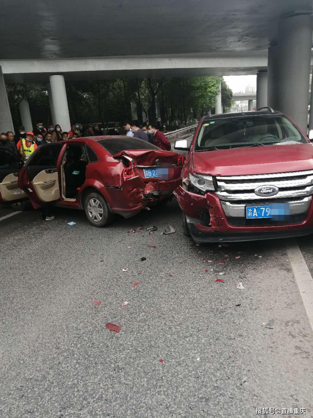 沙坪坝区太惊险了驾驶员开车看手机致车辆撞上路沿并引发二次事故