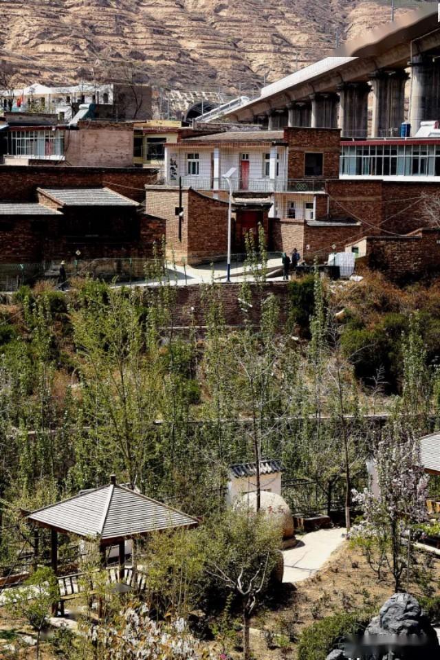 兰州水磨沟河畔高铁桥下的农家乐园