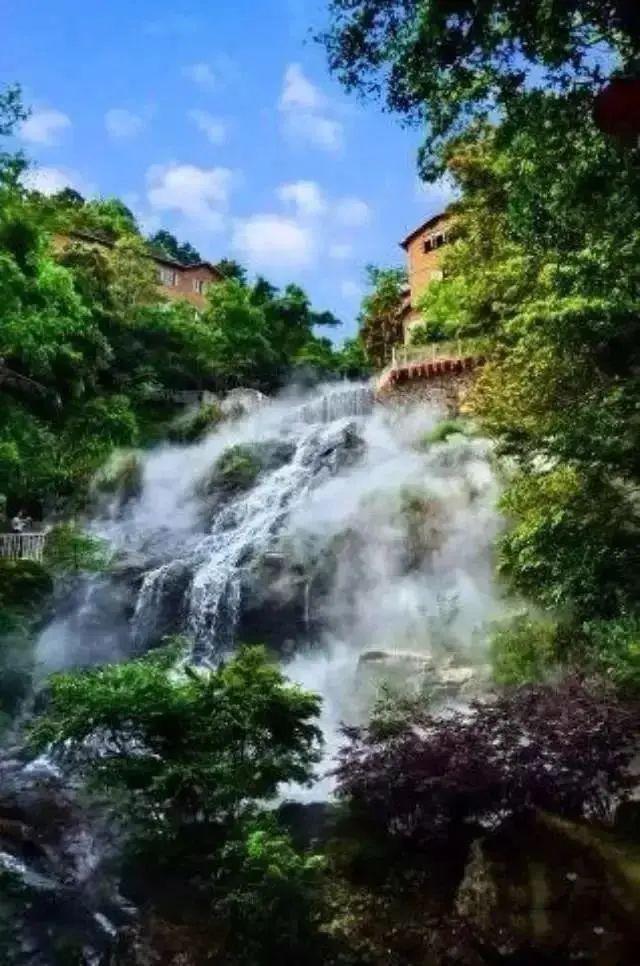 世界上第一个瀑居实体验基地位于福建省武平县象洞镇白水寨,海拔在650