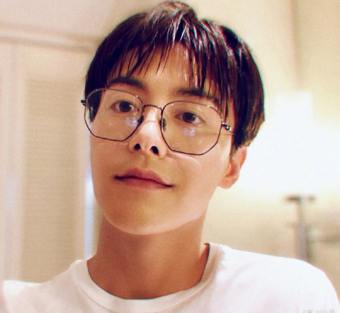 马天宇沙滩度假晒自拍,出门前与出门后,刘海完全两个样