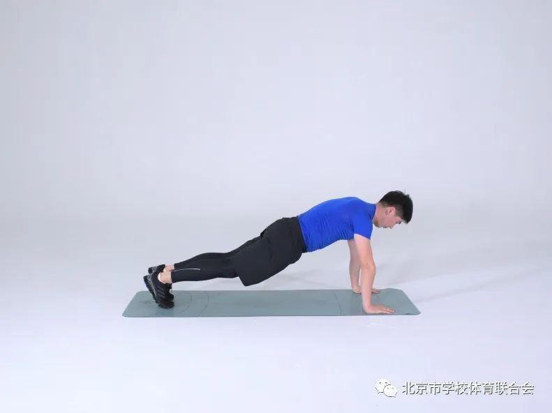 俯撑收腹单腿弓步蹲