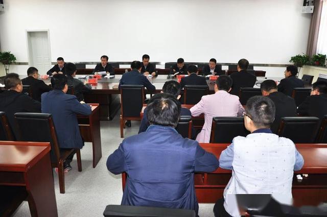 调研结束后,贺利贵主持召开座谈会,李超鲲对我县基本县情和经济社会