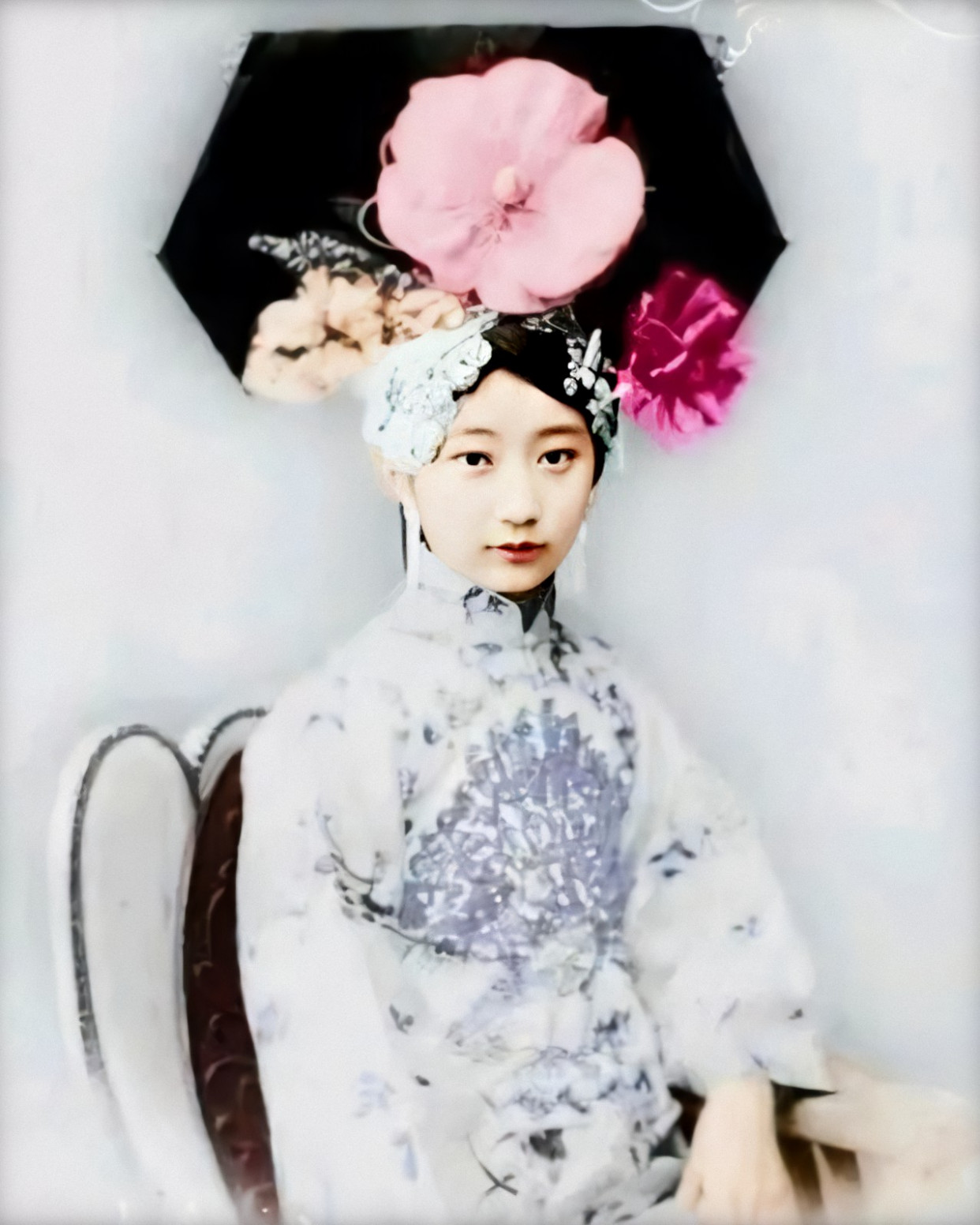 格格是清朝贵族称谓,满语意为小姐,是满族和清朝对女性的一种称谓,为