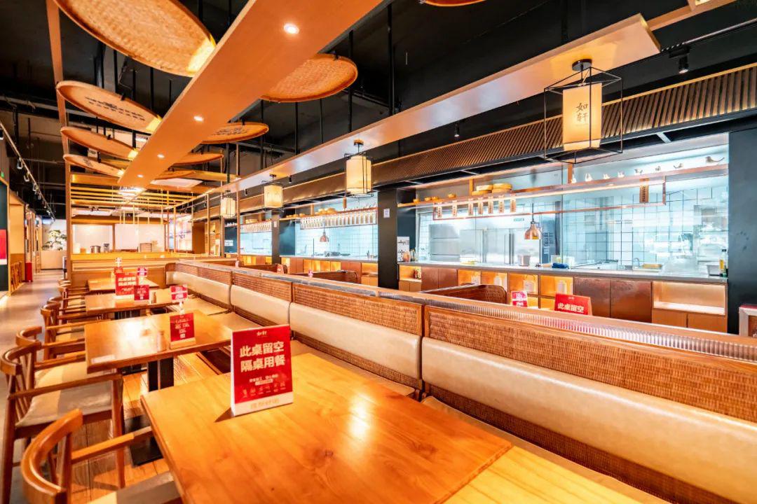 店内有一整面玻璃窗口的明档厨房,能清晰的看到厨师在制作菜品,让人