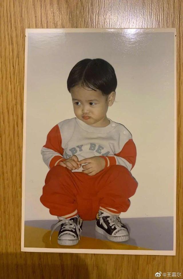 原创王嘉尔自曝童年照可爱小胖墩变魅力男神果然胖纸都是潜力股