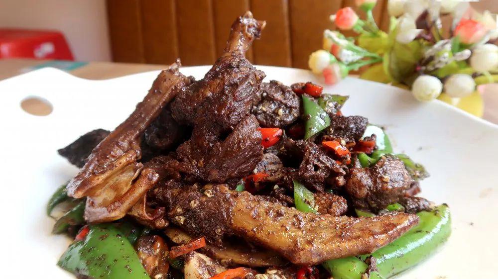 下三碗饭入口以辣为主,香辣的味道配上鸭肉的鲜嫩都说不吃过湘西血鸭