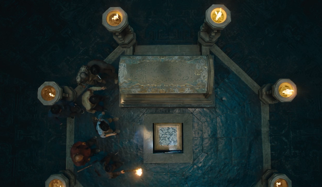 摸金三人组和龙岭十子在墓道中跟巨型人面蜘蛛拼杀过程中,伤亡惨重.