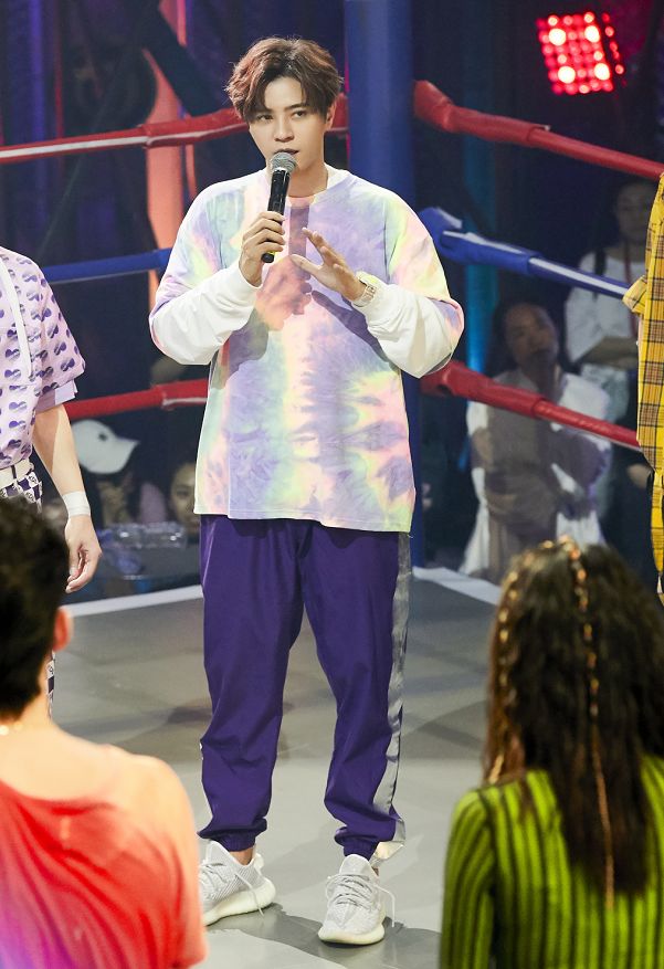 不需要存钱买aj了,罗志祥带火了"辣条鞋",将成运动达人最爱