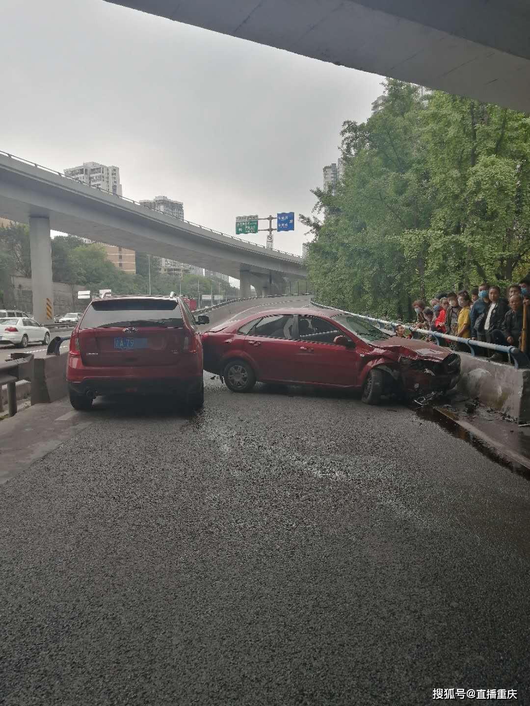 沙坪坝区太惊险了驾驶员开车看手机致车辆撞上路沿并引发二次事故