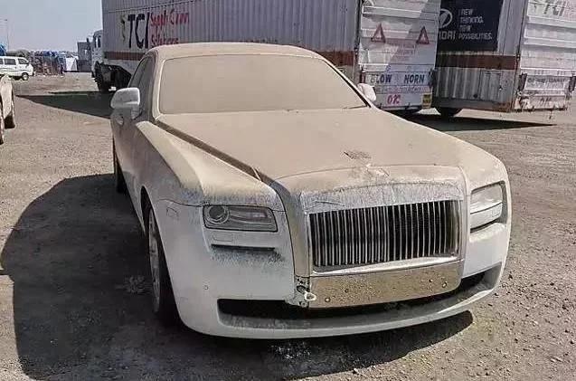 在迪拜,为何街上有很多废弃的百万豪车,其实原因很令人无奈!