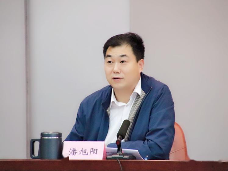 会上,市教育局局长潘旭阳指出,继4月7日柳州市首批初三,高三学生开学