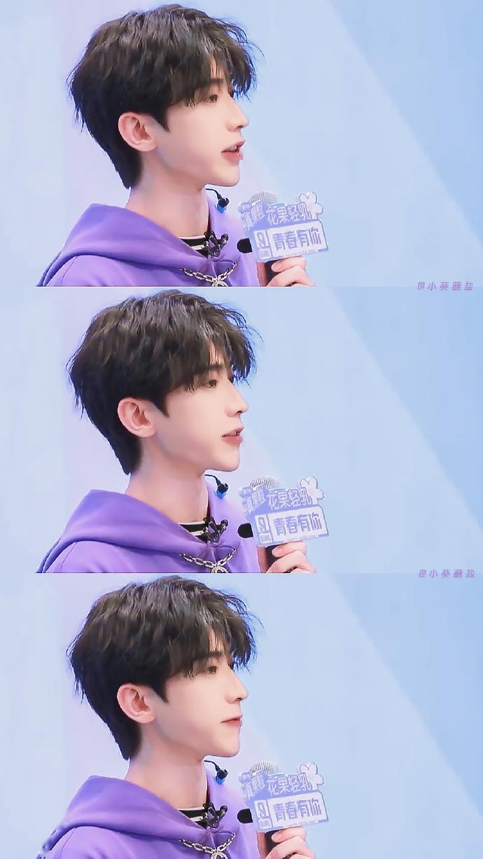 蔡徐坤《青春有你2》解锁新造型 紫葡萄卷毛坤坤帅出新高度!_爱豆