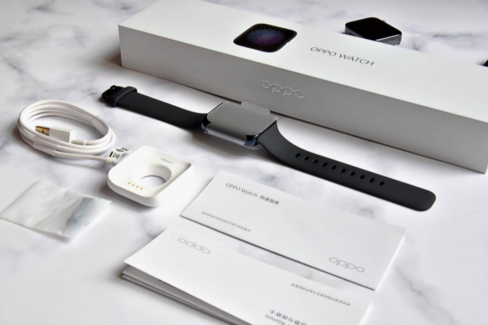 oppo watch 的外包装采用极简设计,大面积留白,没有过多的产品指标