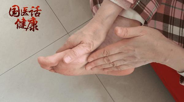 左手心擦右足心,右手心擦左足心,即用手心的劳宫穴摩擦脚心的涌泉穴