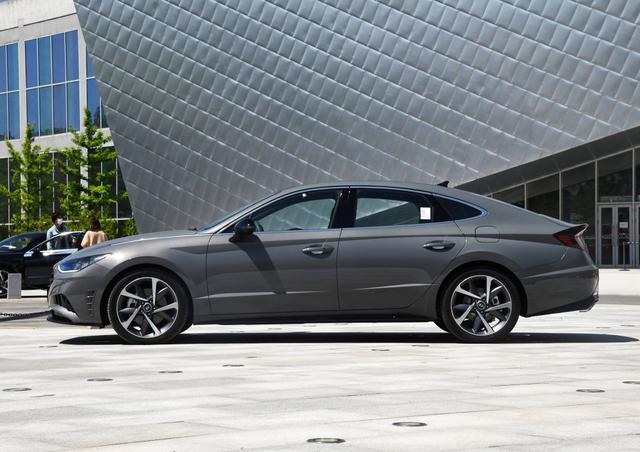 溜背式车身240匹马力车长近5米这款运动型轿车要火了