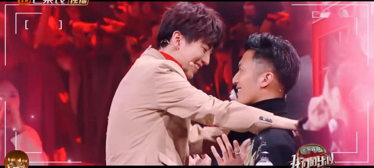 王俊凯节目中壁咚谢总裁在座的各位今天都是柠檬精