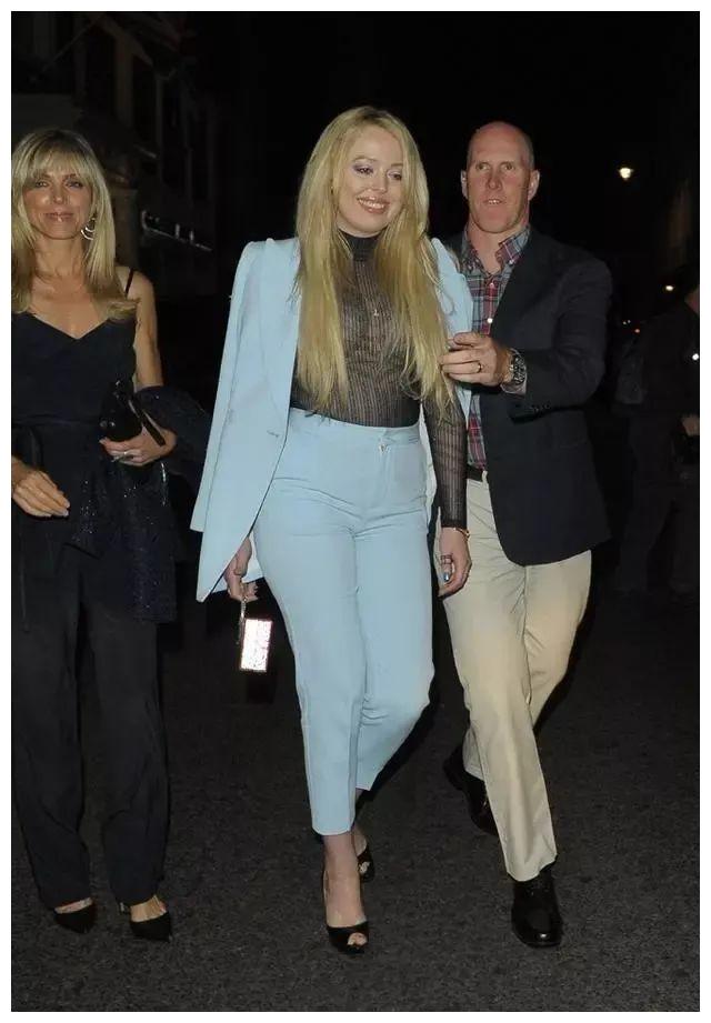 特朗普小女儿不简单!穿半透明紧身衣配西装,膀大腰圆千金范十足