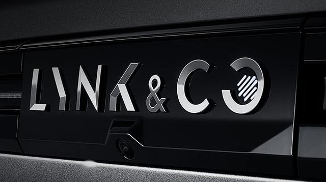 为了设计的美感,后备箱的触控按钮安装在车后脸领克logo最后一个字母