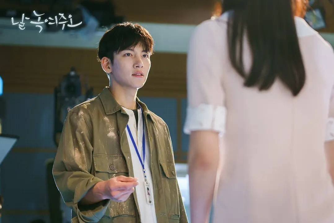 韩剧美女参加冷冻人实验醒来拿出手机和身份证瞬间众人泪奔