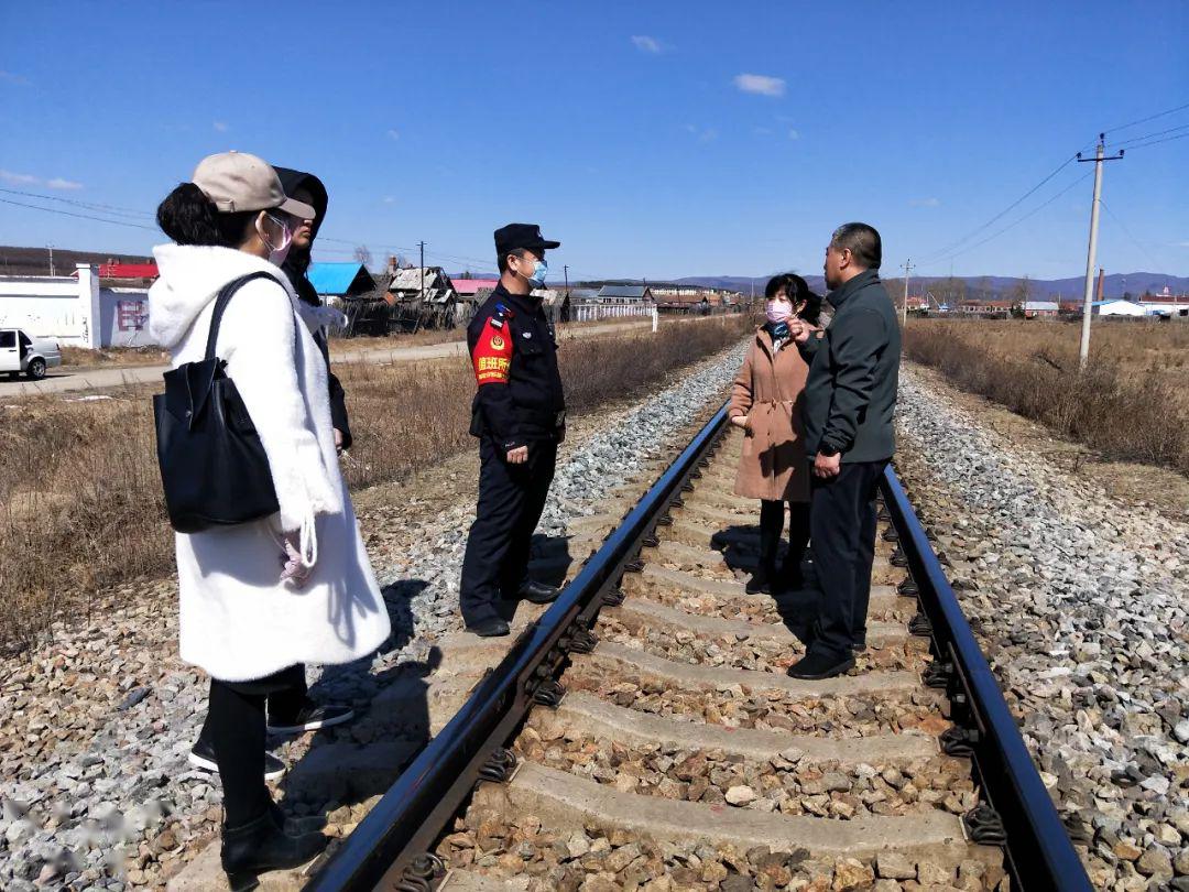 圖里河鎮開展愛路護路宣傳活動_鐵路