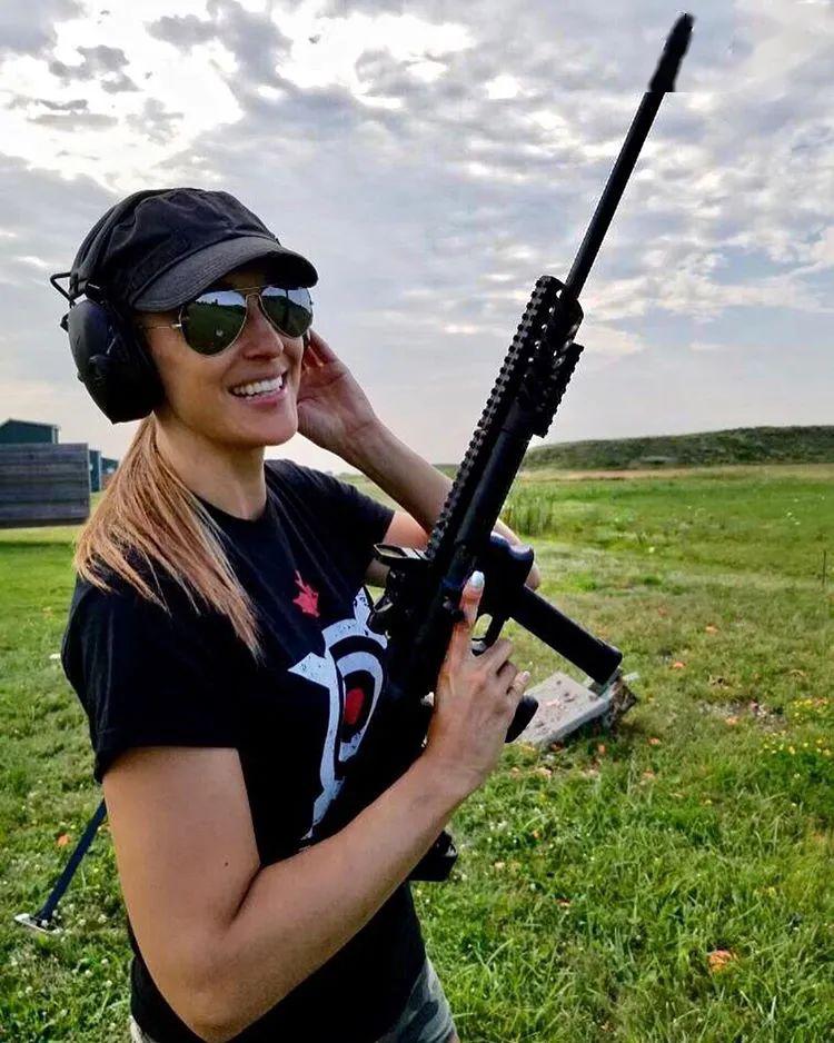 喜欢枪不分男女爱玩射击的美女sharlafinn图集