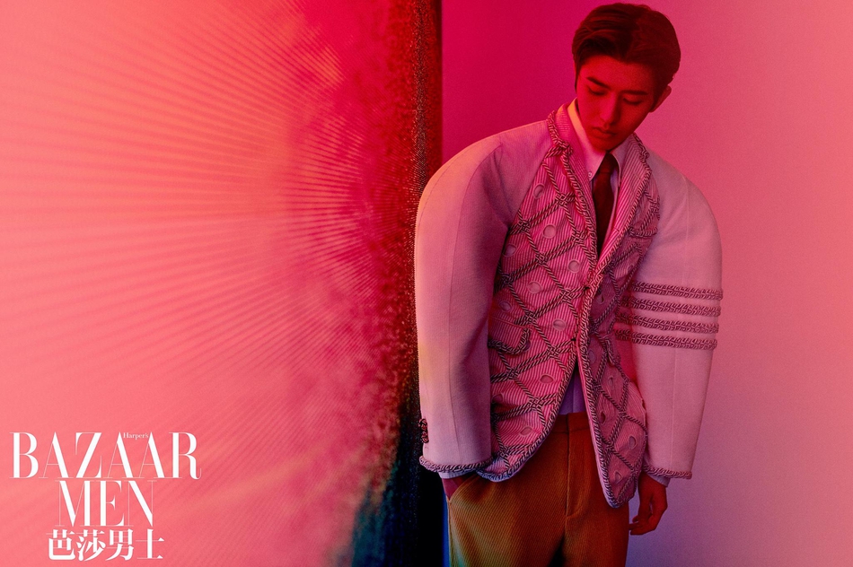 蔡徐坤登封面光影大片未来感十足