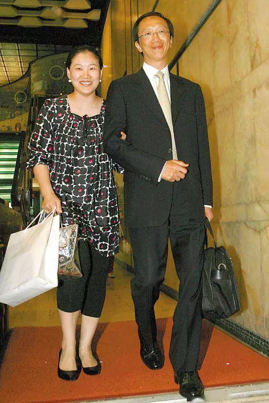 伏明霞罕见携老公秀恩爱,穿一身黑低调出行,可惜发福身材太减分