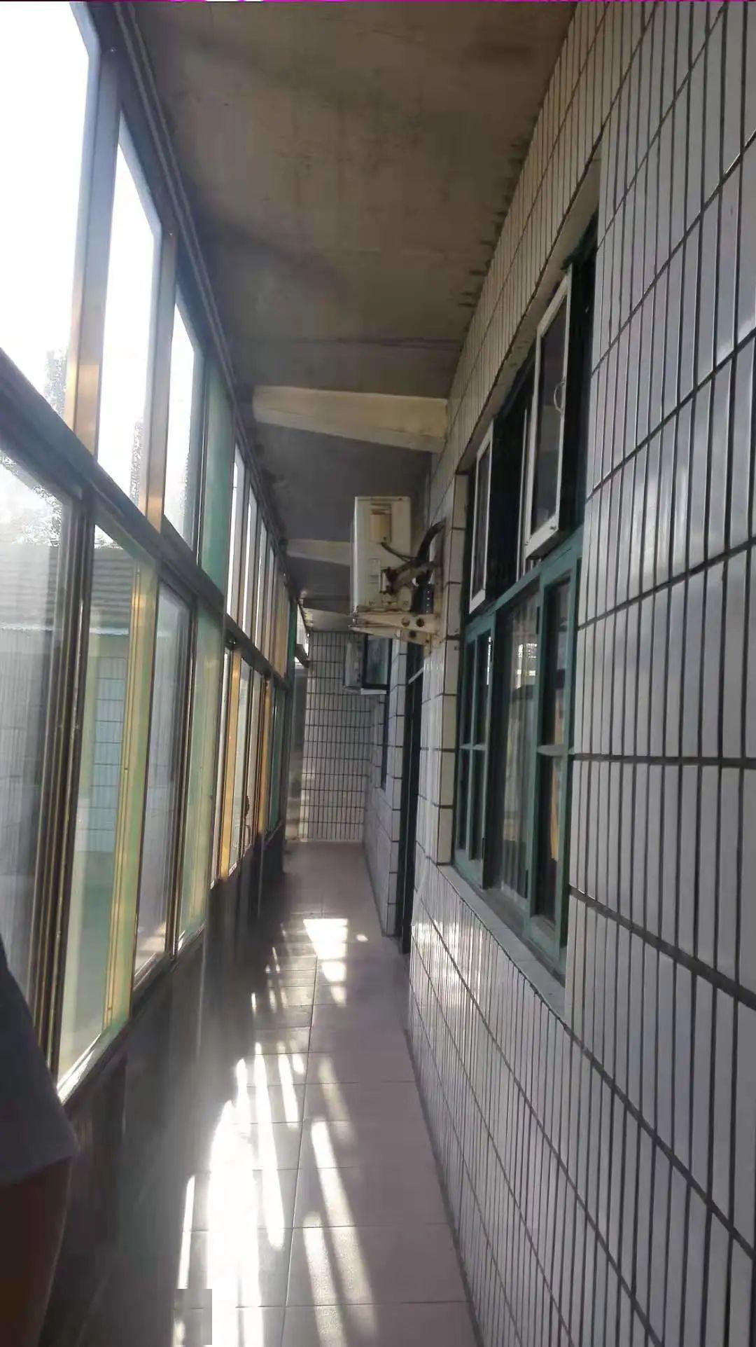 04房子封厦,隔土防尘 ,整洁美观,窗明几净05红彤彤的鲜花,绿油油的