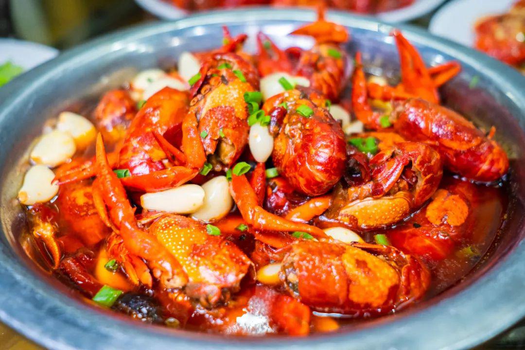赚大了小龙虾吃①份送①份还另送香辣田螺1份让大冶人一次撸过瘾