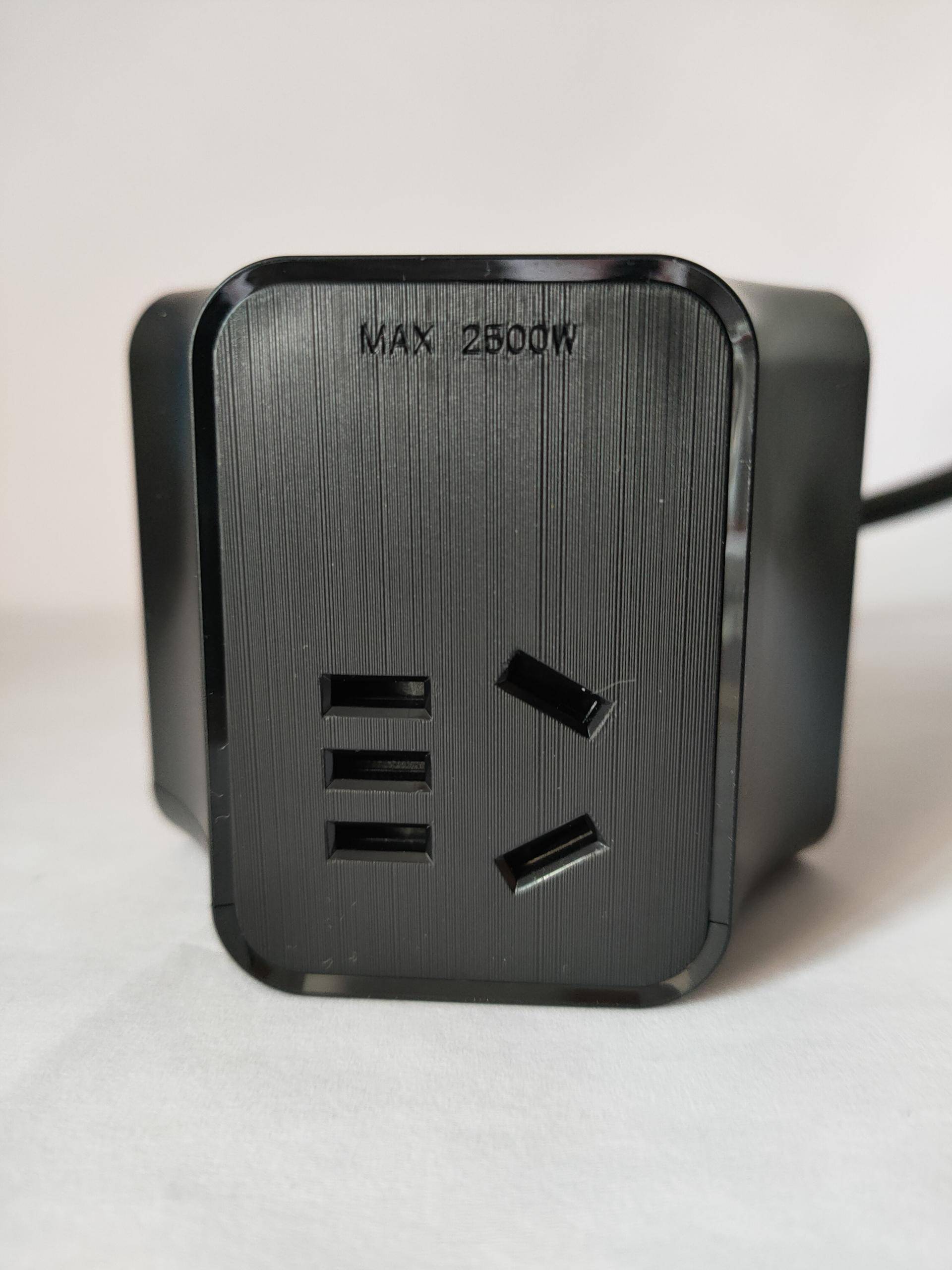 第二个面是同样有一个3+2国标插孔右侧是两个usb