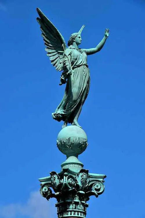 在希腊神话中,胜利女神尼姬长着一对翅膀,身材健美,犹如从天徜徉而下