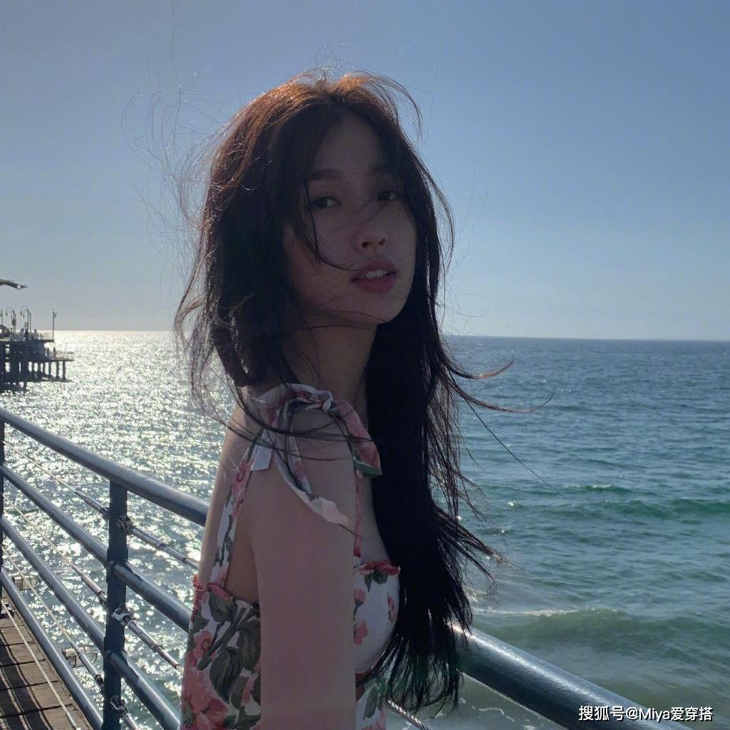 虞书欣"作"上热搜,我却被她吊带连衣裙吸引,终于get到她的美