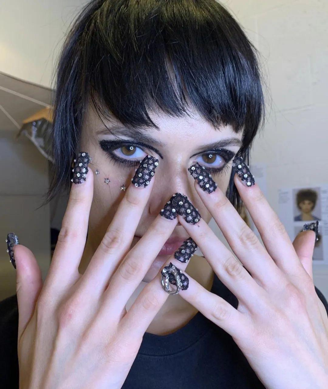 小品演员cardib的指甲比她的嘴更有毒