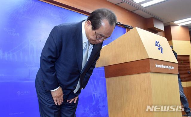 71岁韩国釜山市长突然宣布辞职,称曾对员工强制性骚扰