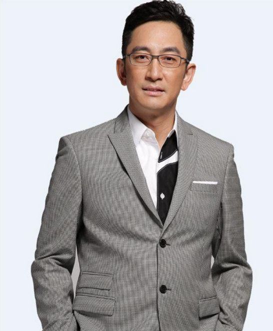 你还记得娱乐圈的第一男神吴启华吗?