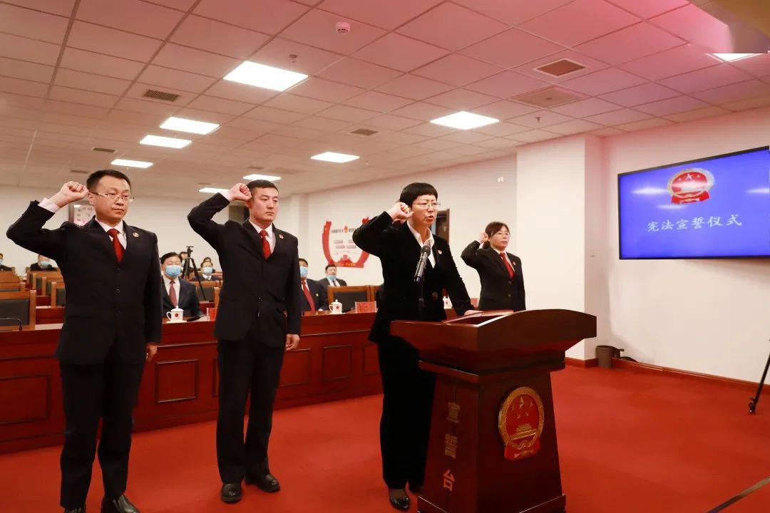 兴安盟监察委员会主任张立华向宪法宣誓