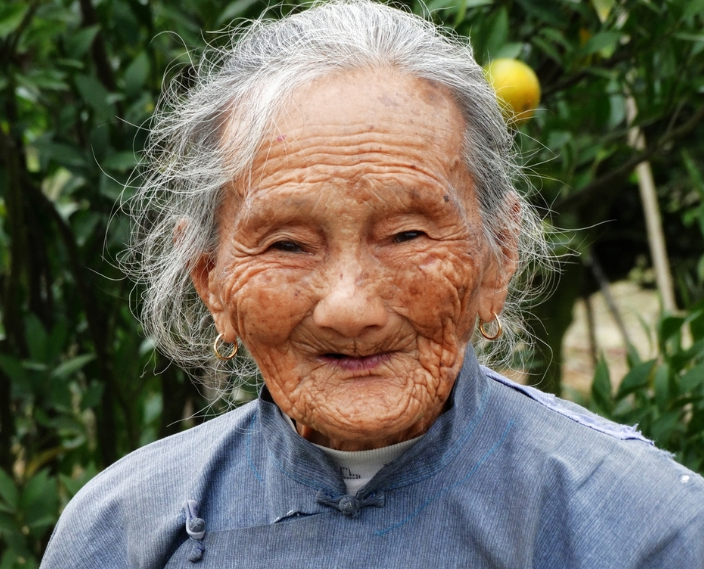 故事母亲吃不下饭儿子上山挖木根阿婆忽然伸脚寻你开心