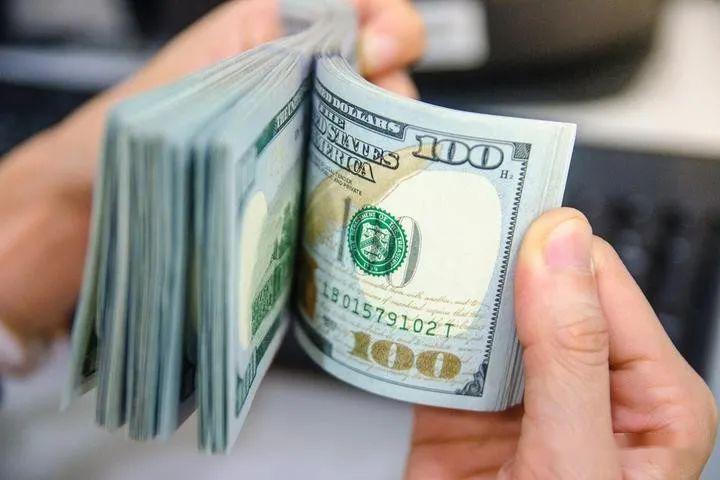 头条汇率黑市表现强劲猛涨至110比索创历史峰值