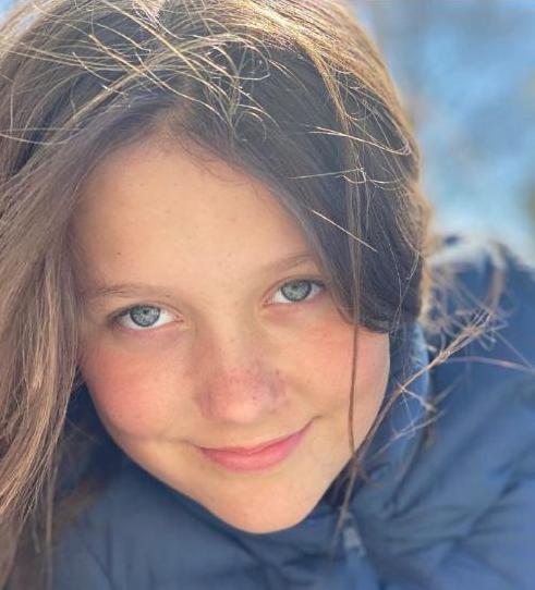 丹麦最美公主伊莎贝拉13岁生日照曝光头发凌乱亲妈摄影被吐槽