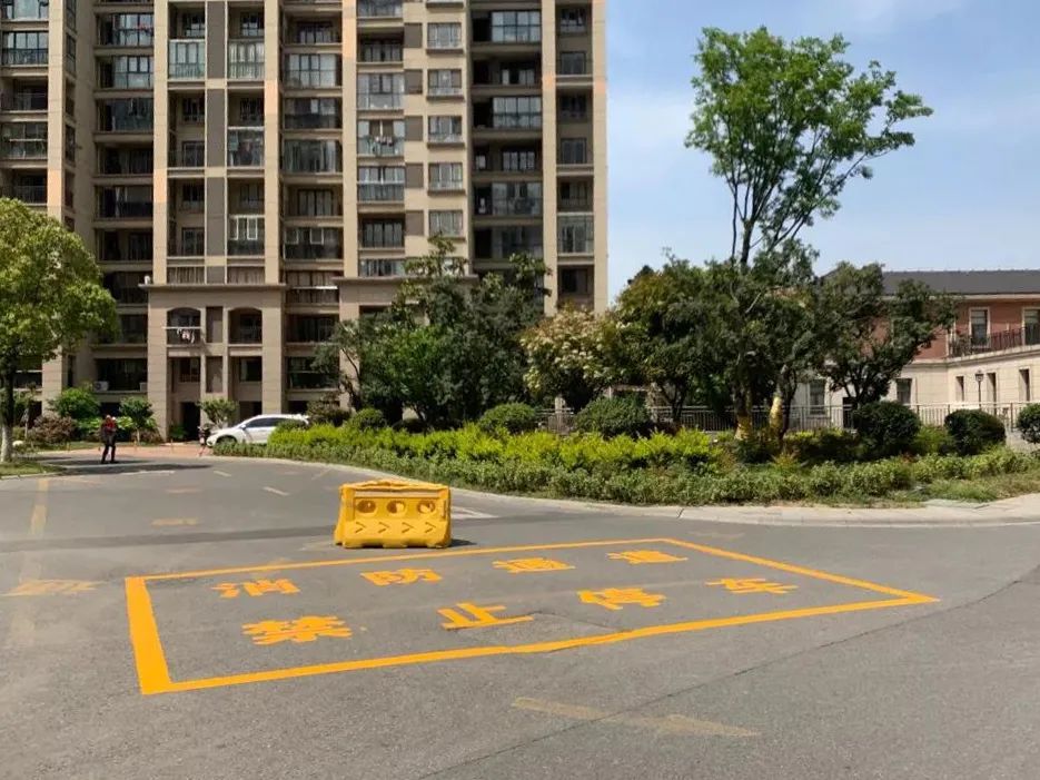 江阴人,在小区里这样停车会!被!罚!款!