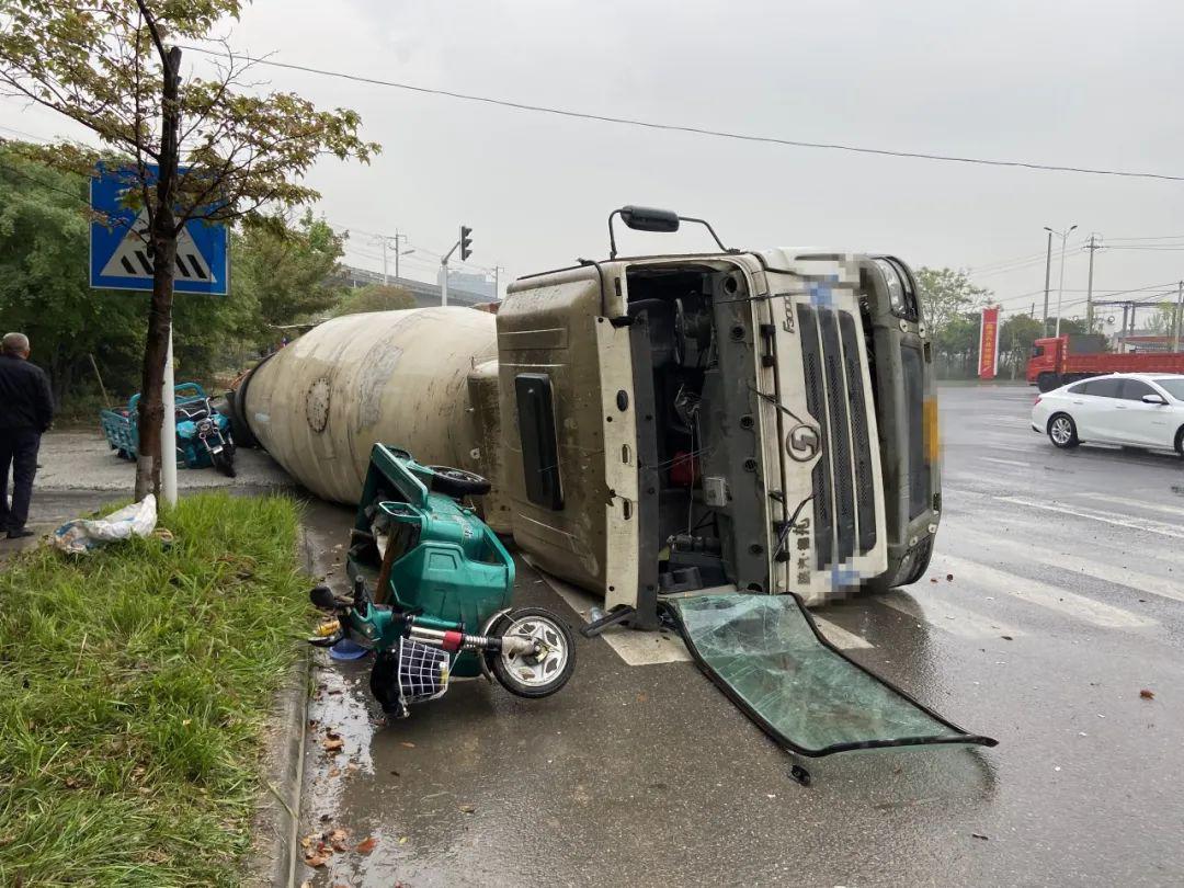 生死瞬间搅拌车闯黄灯转弯失控侧翻路人跳车逃生躲过一劫